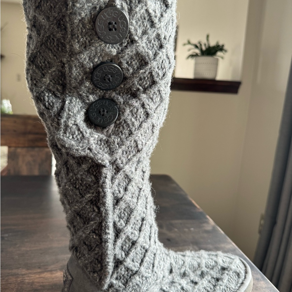 Ugg gray Cardi boot. Size 7. Great condition.